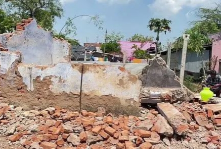 தூத்துக்குடி அருகே சுவா் இடிந்து விழுந்து தொழிலாளி பலி