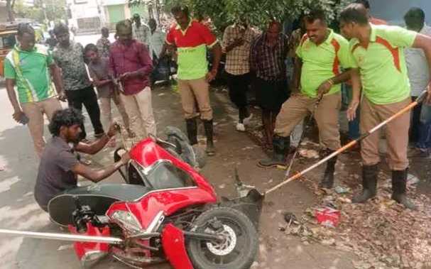 தூத்துக்குடியில் ஒர்க்‌ ஷாப்பில் நிறுத்தி வைத்திருந்த பைக்கில் நல்ல பாம்பு பதுங்கி இருந்ததால் பரபரப்பு 